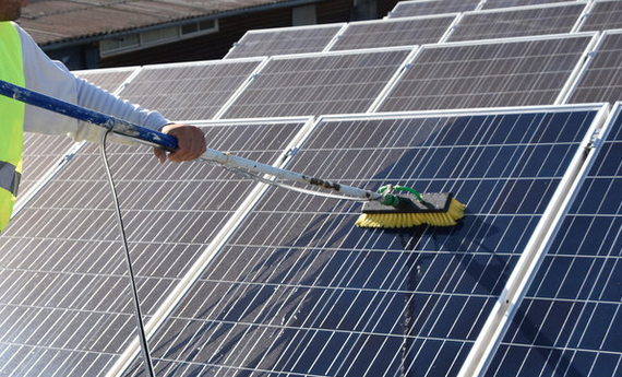 Het reinigen van zonnepanelen